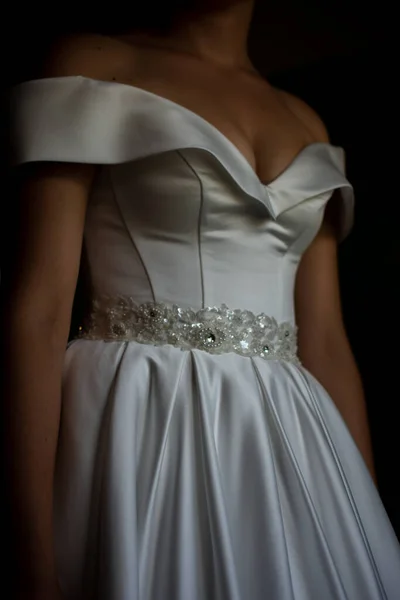 美しいウェディングドレスを着た女性の垂直ショット — ストック写真