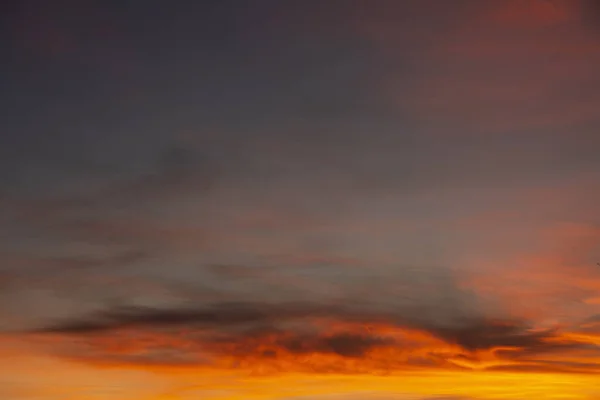 燃えるような夕日の空の魅惑的なショット — ストック写真