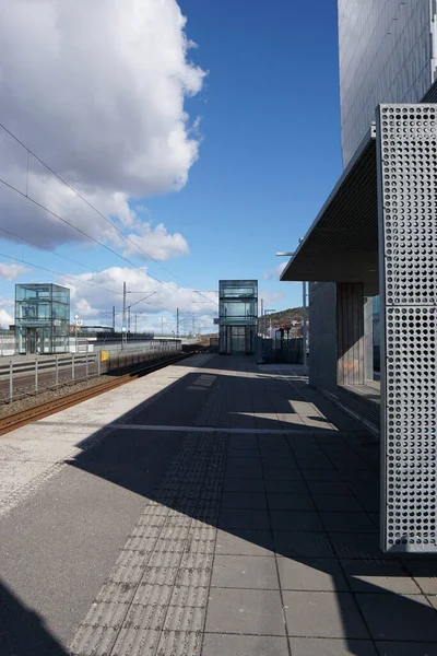 Uma Vista Uma Plataforma Livre Uma Estação Ferroviária — Fotografia de Stock