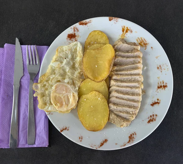 Een Gecombineerd Gerecht Van Gebakken Plakjes Gebakken Aardappel Gemarineerde Varkenslende — Stockfoto