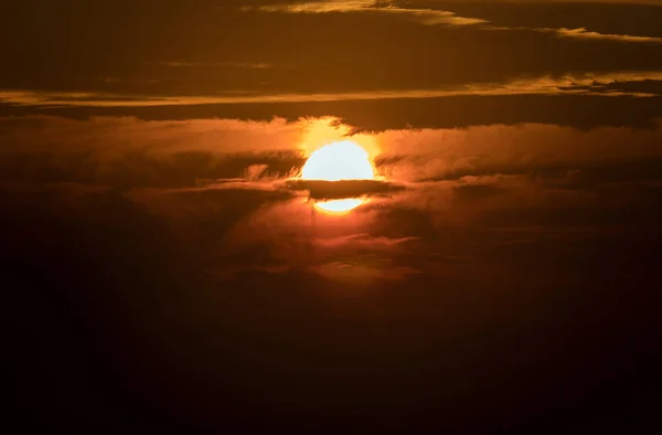 Sol Brillante Entre Las Nubes Durante Una Hermosa Puesta Sol —  Fotos de Stock
