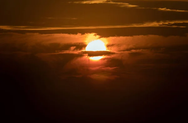 Soleil Brillant Entre Les Nuages Pendant Beau Coucher Soleil — Photo