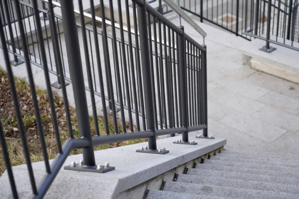Merdiven Kenarındaki Metal Korkuluklara Yakın Çekim Gündüz Vakti — Stok fotoğraf
