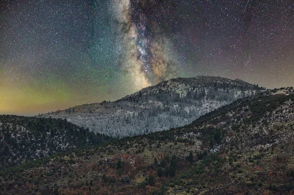 秋天落基山脉的美丽照片 夜空中的银河 — 图库照片