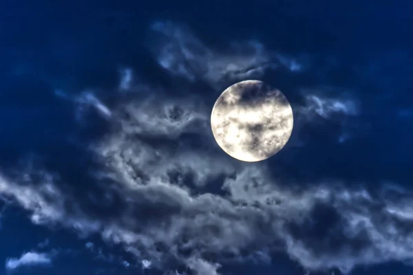Крупный План Полнолуния Фоне Облачного Неба — стоковое фото
