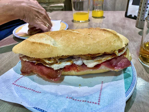 Delicioso Sanduíche Porco Grelhado Serranito Com Presunto Lombo Ovo Frito — Fotografia de Stock