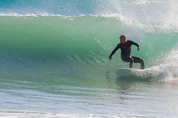 Ein Spanischer Rüde Fängt Die Welle Auf Einem Surfbrett — Stockfoto