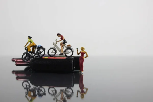 Primer Plano Figuras Miniatura Mujeres Bicicleta Botellas Vino Con Una — Foto de Stock