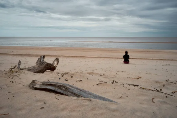 Een Vrouw Die Nadenkt Het Zandstrand Terwijl Naar Zee Kijkt — Stockfoto