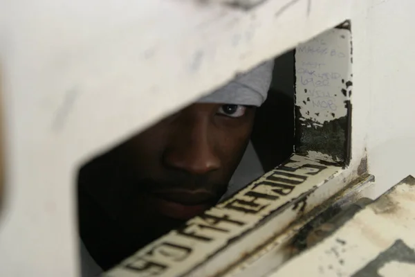 アメリカ合衆国ストックトン 2005年7月5日 囚人が独房のドアから外を見る — ストック写真