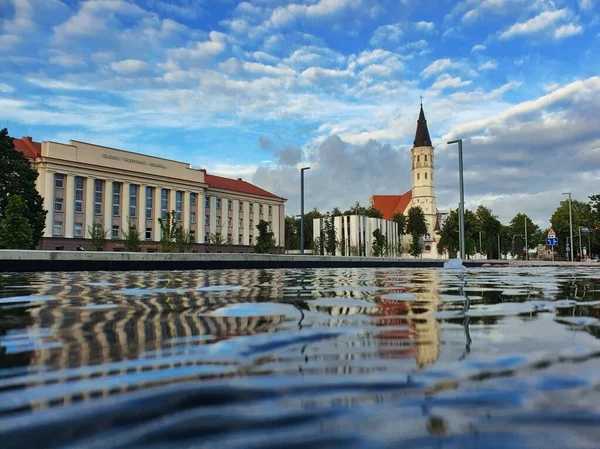 Una Vista Panoramica Una Chiesa Bellissimo Sfondo Cielo Nuvoloso — Foto Stock