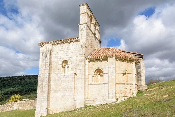 Una Toma Ángulo Bajo Ermita Románica San Pantaleón Burgos Castilla — Foto de Stock