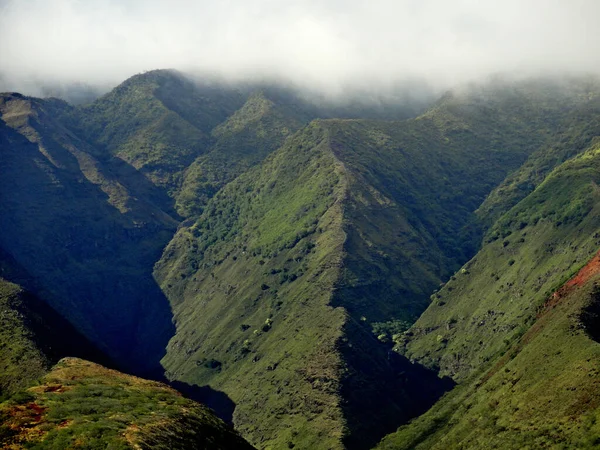 Une Vue Envoûtante Beau Paysage Montagneux Sous Ciel Nuageux — Photo