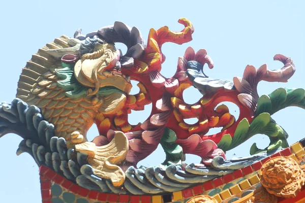 Una Statua Decorativa Colorato Drago Cinese Contro Cielo — Foto Stock