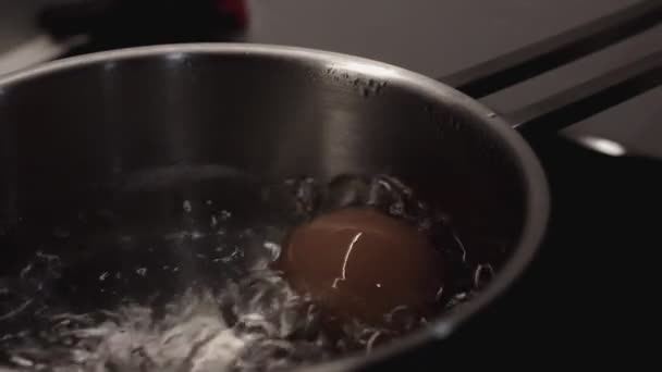 鍋にゆで卵のHdクローズアップ — ストック動画