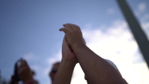 Eine Flache Aufnahme Einer Person Die Der Menge Applaudiert — Stockvideo