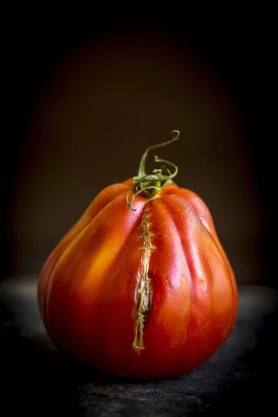 Tomate Vermelho Danificado Isolado Fundo Preto — Fotografia de Stock