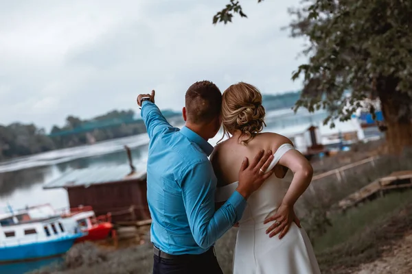 Een Prachtig Uitzicht Een Bruidegom Die Bruid Zeegezicht Laat Zien — Stockfoto