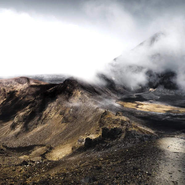 Вертикальный Снимок Сухой Горы Туманный День — стоковое фото
