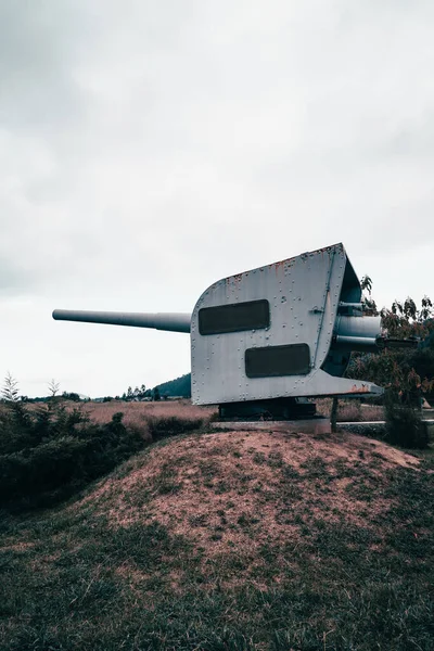 Primer Plano Una Artillería Costera Una Pequeña Colina Bajo Cielo —  Fotos de Stock