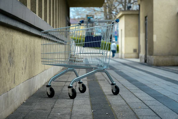 Nákupní Košík Ponechán Venku — Stock fotografie