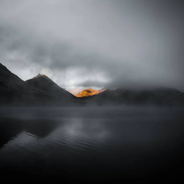 Closeup Shot Lake Foggy Mountains — Stock Photo, Image