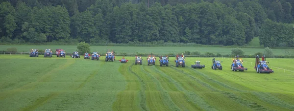 Panoramiczne Ujęcie Szeregu Maszyn Rolniczych Polu — Zdjęcie stockowe