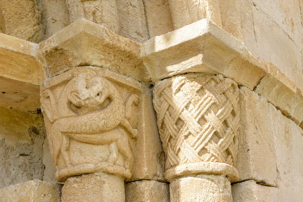 스페인 부르고스 판탈리온에 로마네스크의 은닉처의 기둥들의 각도의 — 스톡 사진