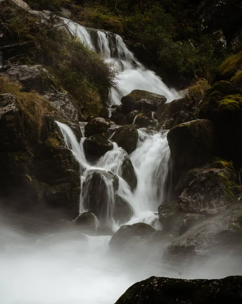 Tiro Vertical Uma Cachoeira Nas Montanhas — Fotografia de Stock