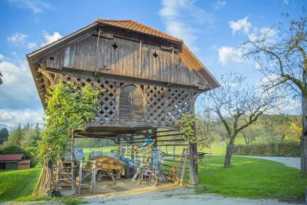 Ein Ländliches Holzhaus Auf Einem Feld Unter Dem Bewölkten Himmel — Stockfoto
