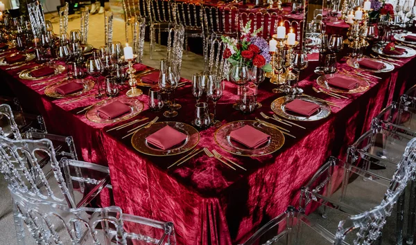 Egy Közeli Felvétel Egy Elegáns Vacsora Asztal Dekoráció Gyertyákkal Virágokkal — Stock Fotó