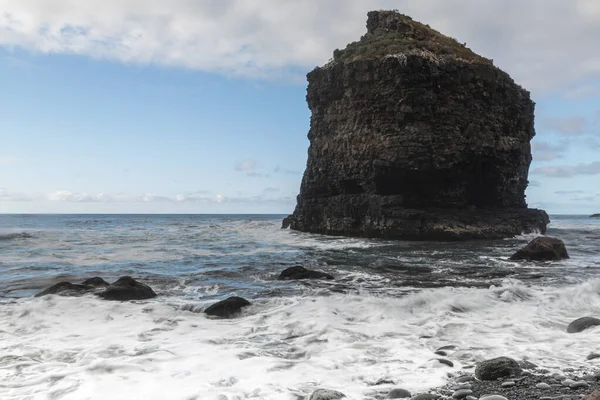 Una Hermosa Toma Una Formación Rocosa Medio Del Mar Sin —  Fotos de Stock