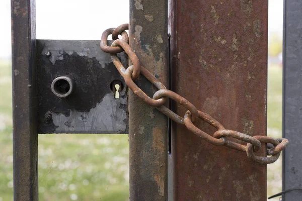 Närbild Rostig Kedja Grind — Stockfoto