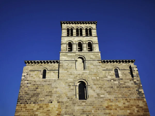 Niski Kąt Ujęcia Abbatiale Saint Austremoine Katolicki Kościół Issoire Francja — Zdjęcie stockowe