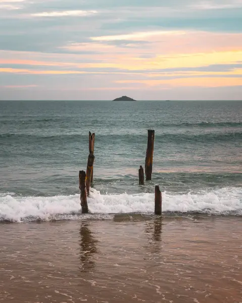 Ένα Σφηνάκι Ξύλο Στη Θάλασσα Κατά Διάρκεια Του Ηλιοβασιλέματος — Φωτογραφία Αρχείου