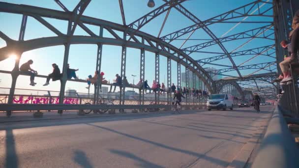 Πολλοί Άνθρωποι Κάθονται Στη Γέφυρα Χάκερ Στον Ήλιο Γέφυρα Είναι — Αρχείο Βίντεο