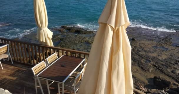 Uma Foto Cênica Bela Varanda Madeira Resort Uma Praia Rochosa — Vídeo de Stock