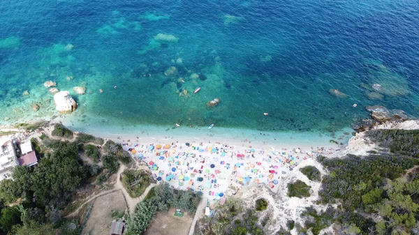 Een Luchtfoto Van Een Toerist Met Parasols Het Strand Het — Stockfoto