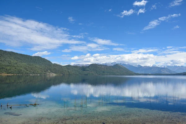 Una Vista Fascinante Lago Tranquilo Con Montañas Bajo Cielo Nublado — Foto de Stock
