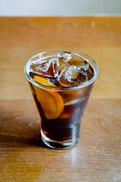 Tiro Vertical Uma Bebida Alcoólica Doce Espanhola Tradicional Vermute — Fotografia de Stock