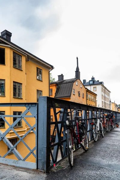 Una Fila Biciclette Appoggiate Alla Recinzione Metallica Sodermalm Svezia — Foto Stock