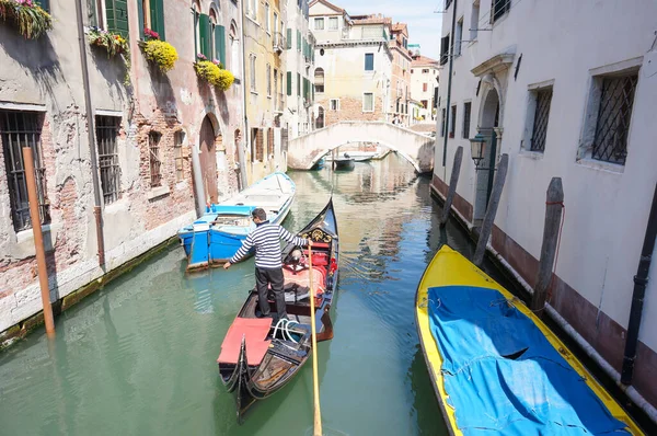 Venice Italy May 2016 Unidentified Man Standing Gondola Canal City — Stock Photo, Image