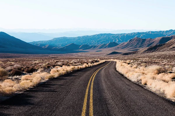 Bir Dağ Tarlasında Boş Bir Yol — Stok fotoğraf