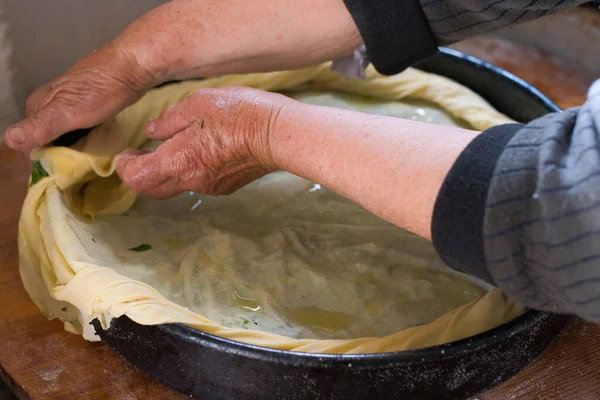 Torta Espinafre Grego Com Queijo Feta Preparação Torta Espinafre Aldeia — Fotografia de Stock