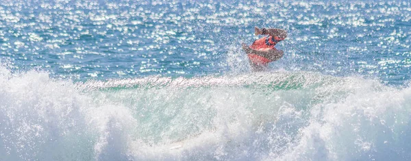 Ein Surfer Springt Mit Spritzern Und Wellen Ins Wasser — Stockfoto