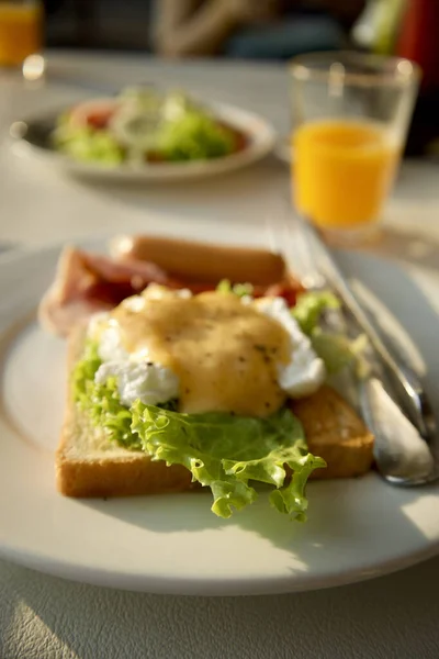 Plan Vertical Une Assiette Petit Déjeuner Avec Délicieux Œufs Bénédicte — Photo