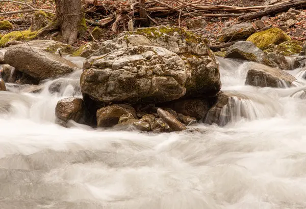 Una Hermosa Vista Del Río Que Fluye Sobre Enormes Rocas —  Fotos de Stock