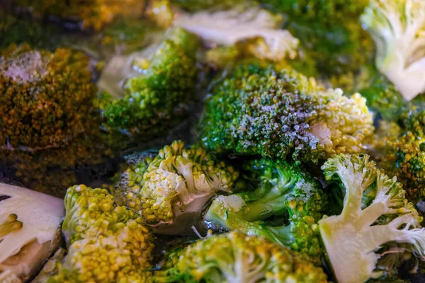 Una Ensalada Con Brócoli Fresco — Foto de Stock