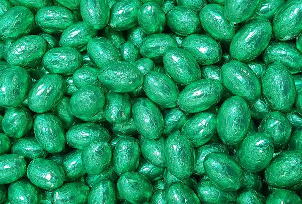 Nad Głową Ujęcie Wielu Małych Cukierków Zawiniętych Zieloną Folię — Zdjęcie stockowe
