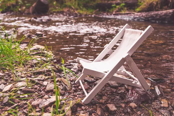 Ein Weißer Hölzerner Klappstuhl Auf Felsen Fluss Mit Gras Und — Stockfoto